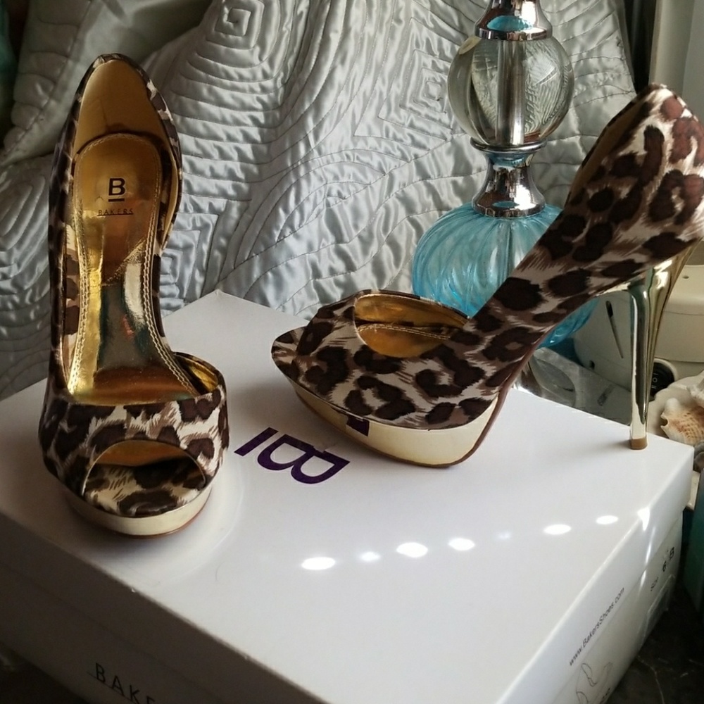 Bakers, gold heel peeptoe pumps
